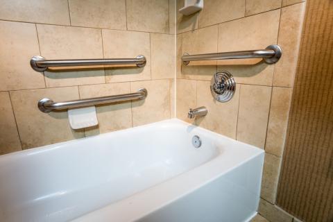 une baignoire pour personne à mobilité réduite
